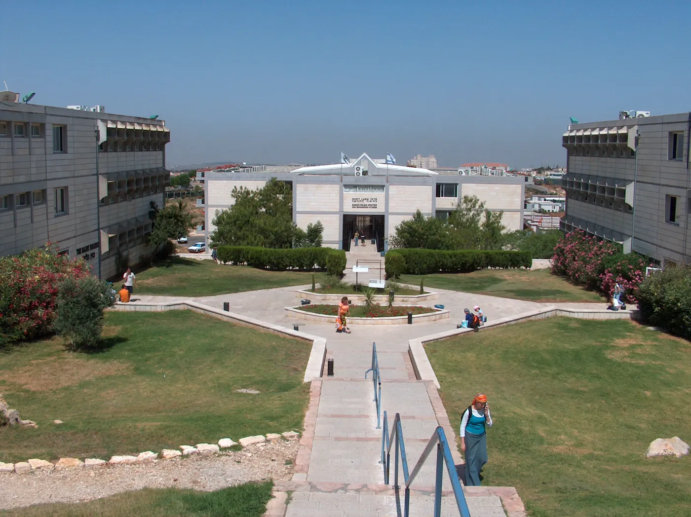 רחבת הקמפוס של אוניברסיטת אריאל, מול מרכז סימון ראב ללימודי הנדסה